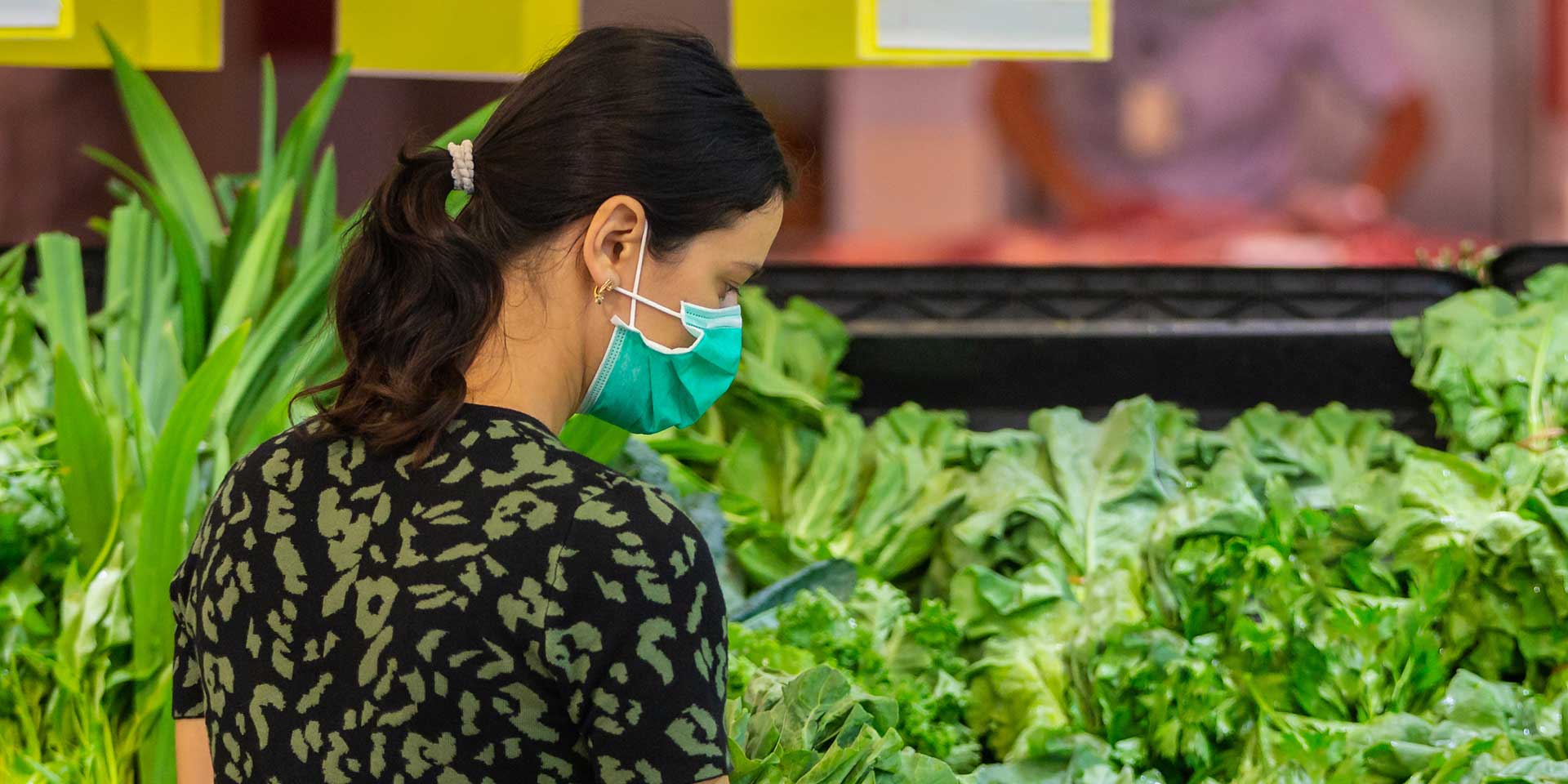supporting sustainable food systems shopping at farmers market